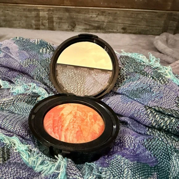 Laura Geller Baked Blush - coral cove - Picture 3 of 4